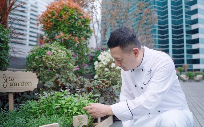 图片包含 户外, 人, 站, 前

描述已自动生成