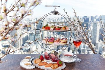桌子上放着食物和餐具 低可信度描述已自动生成