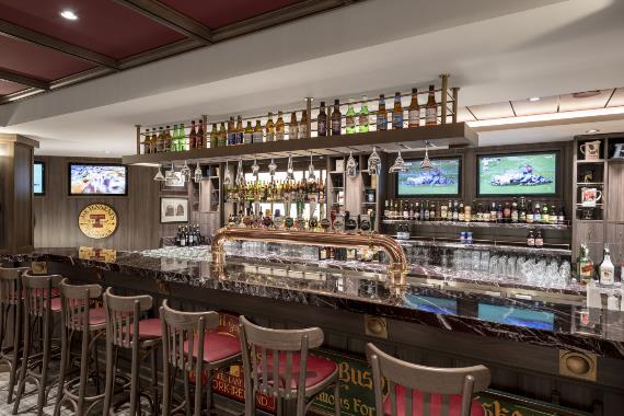 许多人在餐厅里 中度可信度描述已自动生成