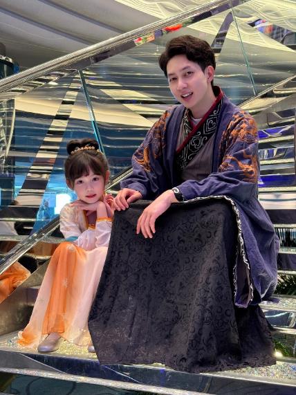 图片包含 人, 户外, 女人, 年轻 描述已自动生成