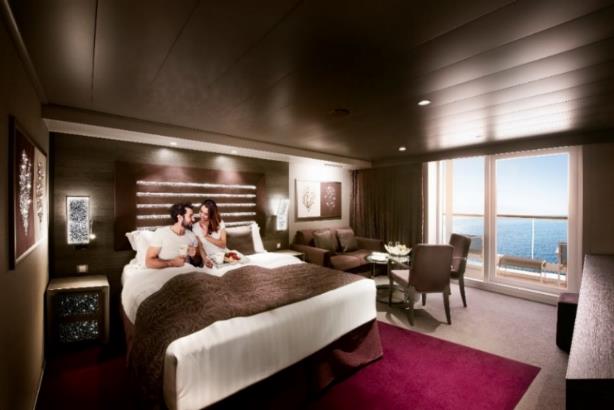 房间里的床和沙发 中度可信度描述已自动生成