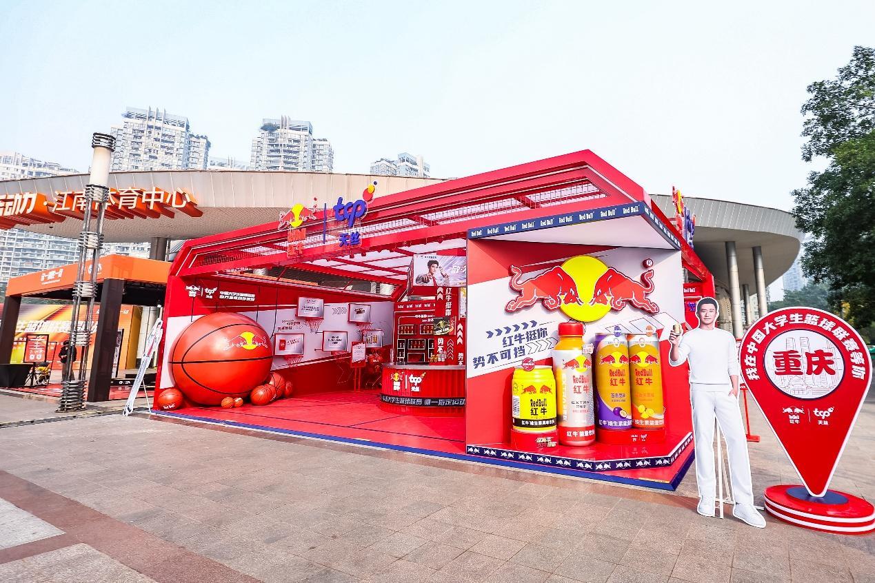 图片包含 户外, 建筑, 男人, 站 描述已自动生成