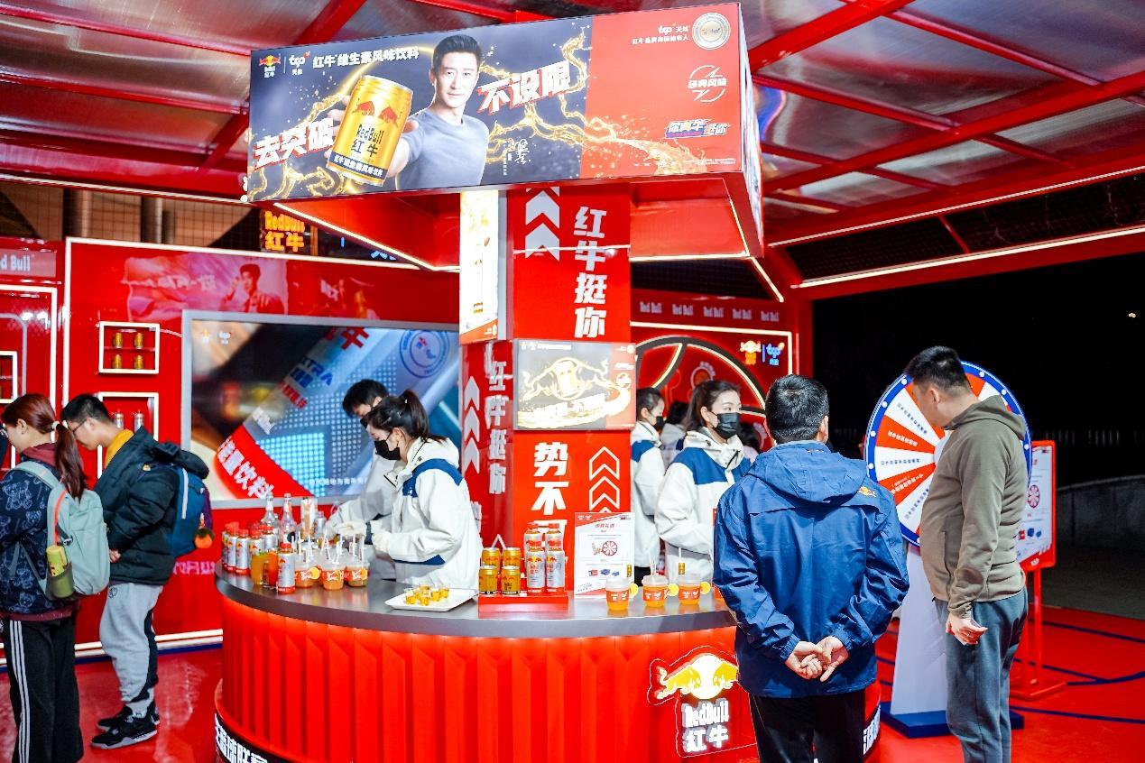 一群人站在台上 低可信度描述已自动生成