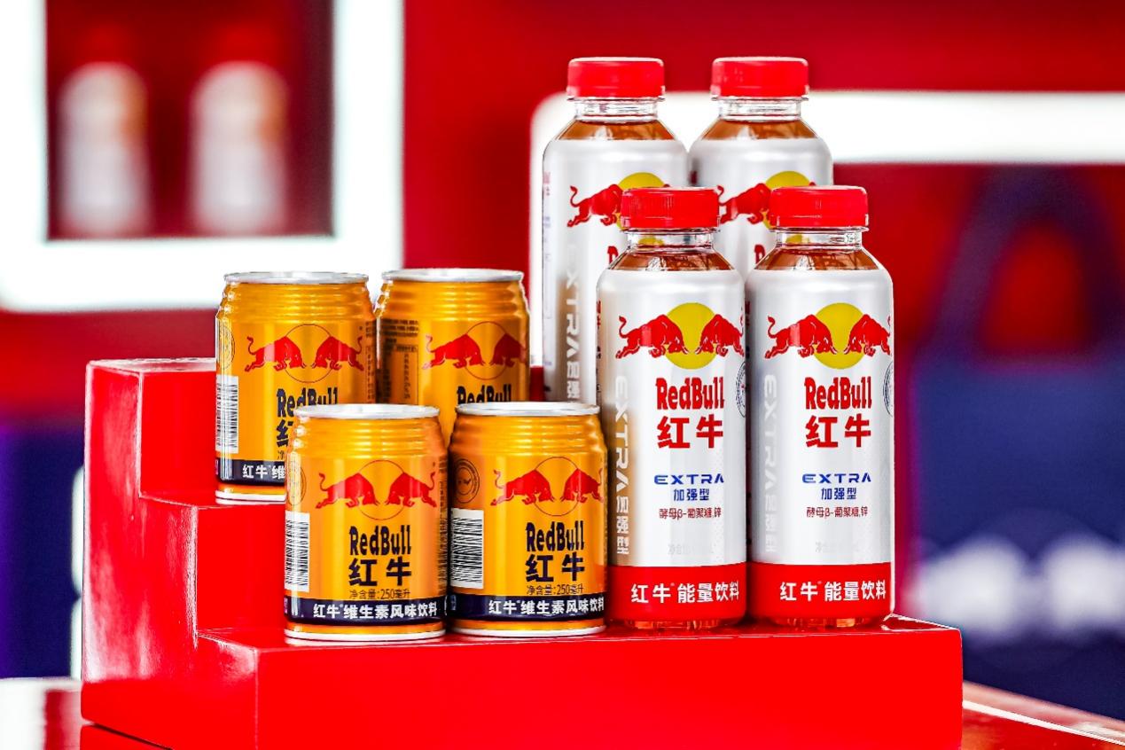 桌子上放满了不同类型的饮料 中度可信度描述已自动生成