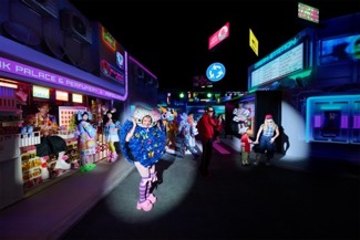 夜晚街道上的行人 中度可信度描述已自动生成