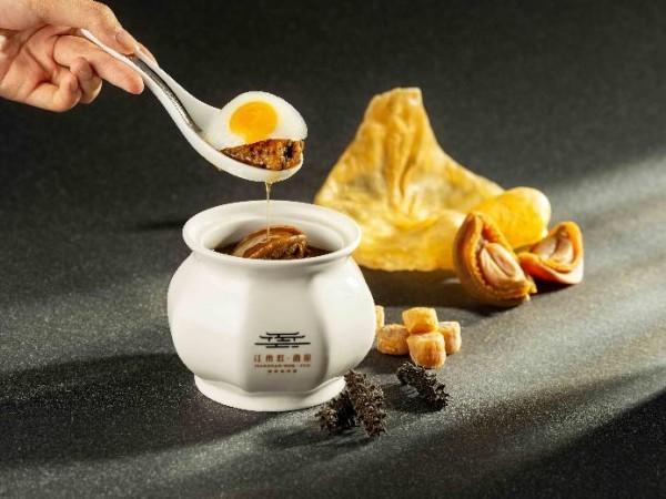 桌子上的食物和咖啡 AI 生成的内容可能不正确。