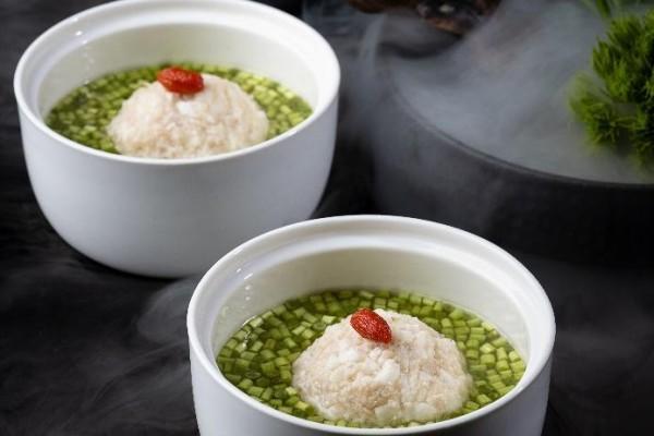 碗里放着米饭和蔬菜 AI 生成的内容可能不正确。