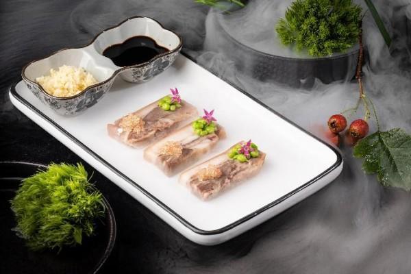 桌子上的盘子里放着食物 AI 生成的内容可能不正确。
