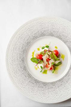 2-腌渍小番茄，马苏里拉芝士，香草酱，微型苗，树莓鱼子-Marinated-Cherry-Tomato,-Mozzarella,-Chimichurri-Sauce,-Micros-Green,-Raspberry-Gaviar