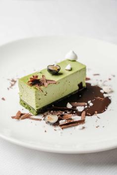 5-抹茶芝士蛋糕，蓝莓，杏仁巧克力酱-Matcha-Cheese-Cake,-Blue-Berries,-Chocolate-and-Praline-Sauce