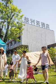 一群人在公园里玩飞盘 AI 生成的内容可能不正确。