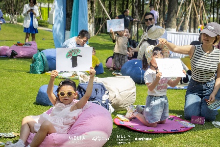 一群人坐在草地上 AI 生成的内容可能不正确。