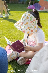 小孩躺在草地上 AI 生成的内容可能不正确。