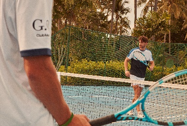 手拿球拍的男人 AI 生成的内容可能不正确。