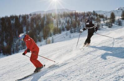人在雪地上滑雪

AI 生成的内容可能不正确。