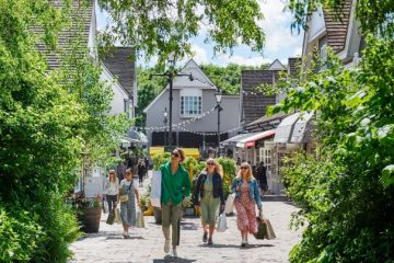 一群人在街道上行走 AI 生成的内容可能不正确。