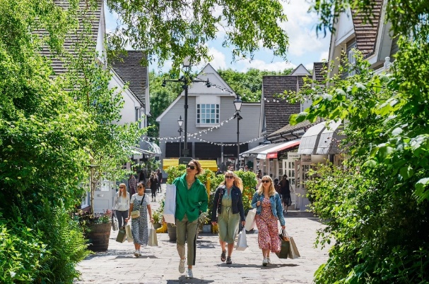 一群人在街道上行走 AI 生成的内容可能不正确。