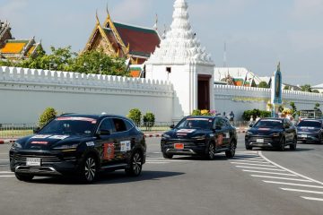建筑旁的路上行驶的汽车 AI 生成的内容可能不正确。