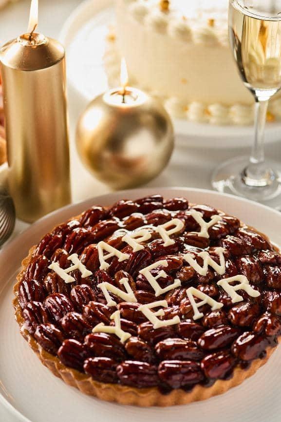 S:\4 - Communications\2025\ToMedia\Festival Season 2025\tlshx_Cachet_nye_cake_2025.jpg