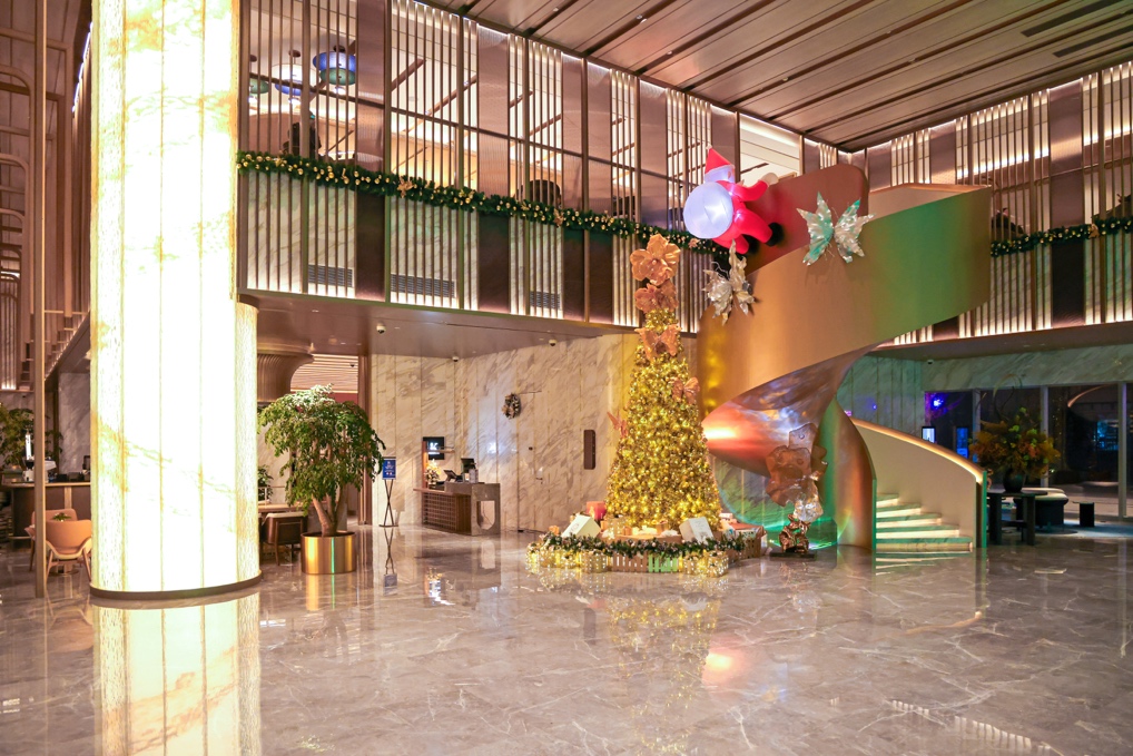 图片包含 建筑, 室内, 桌子, 窗户 AI 生成的内容可能不正确。