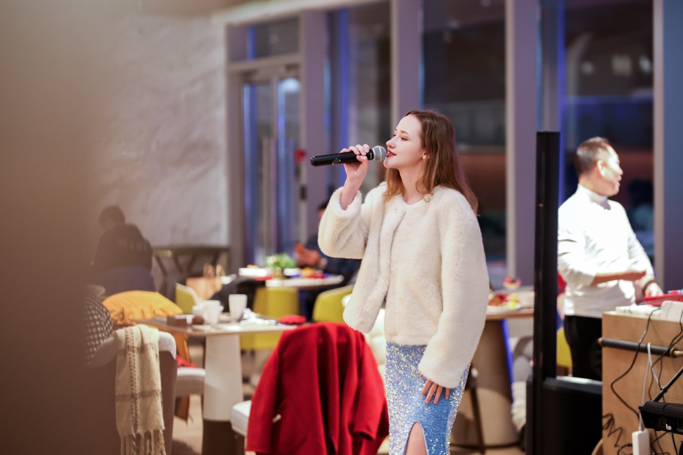 人在厨房里 AI 生成的内容可能不正确。