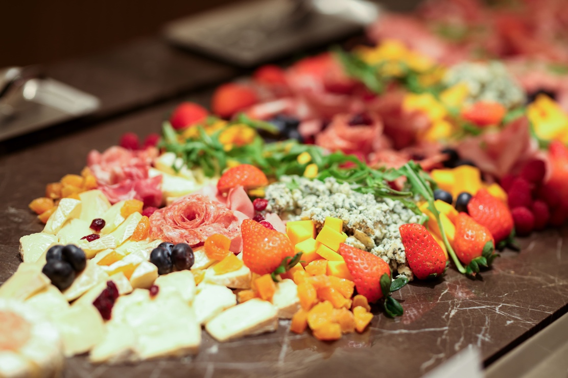 桌子上有许多披萨 AI 生成的内容可能不正确。