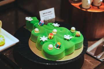 桌子上的绿色蛋糕 AI 生成的内容可能不正确。