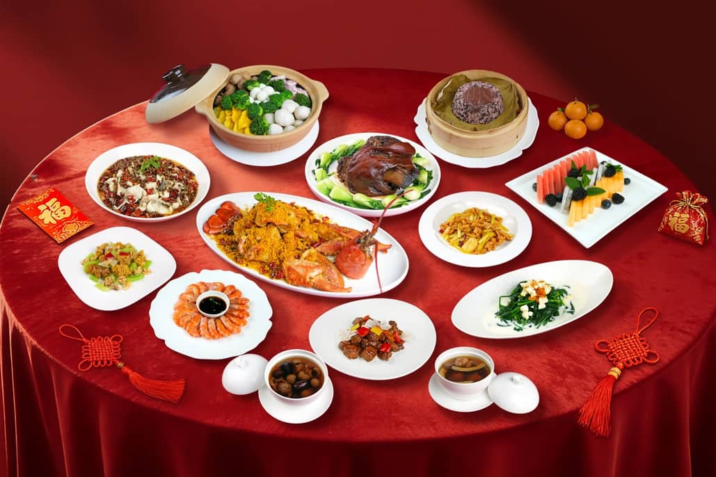 桌子上的盘子里摆着许多食物
AI 生成的内容可能不正确。