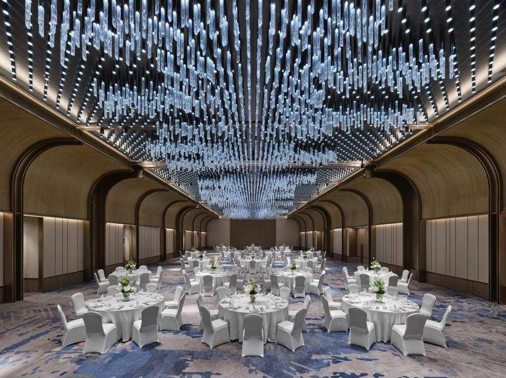 图片包含 桌子, 室内, 用餐, 红酒 AI 生成的内容可能不正确。