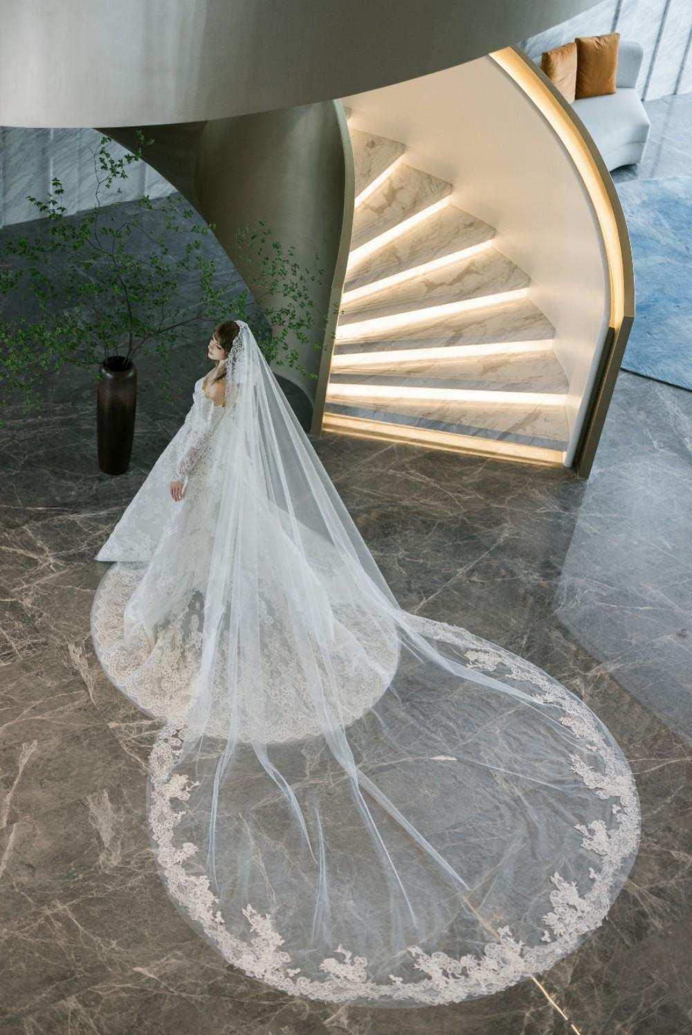 图片包含 室内, 桌子, 片, 纸 AI 生成的内容可能不正确。