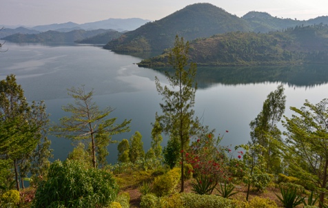 A view of a lake and mountains
AI-generated content may be incorrect.